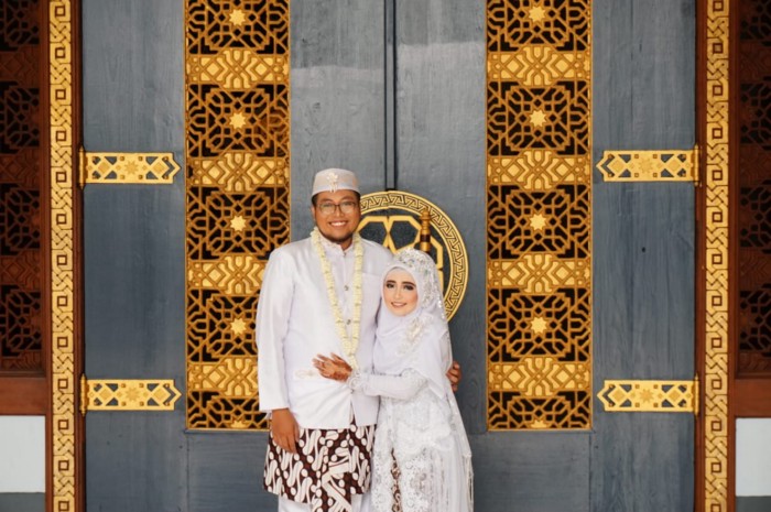 Photo in front of the door of Surabaya&rsquo;s Al Akbar Mosque